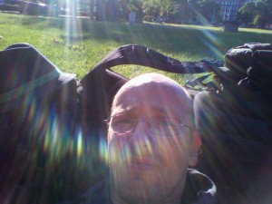 Ich sitze im Stadtpark von Boston und habe gerade Facebook auf meinem Handy installiert.